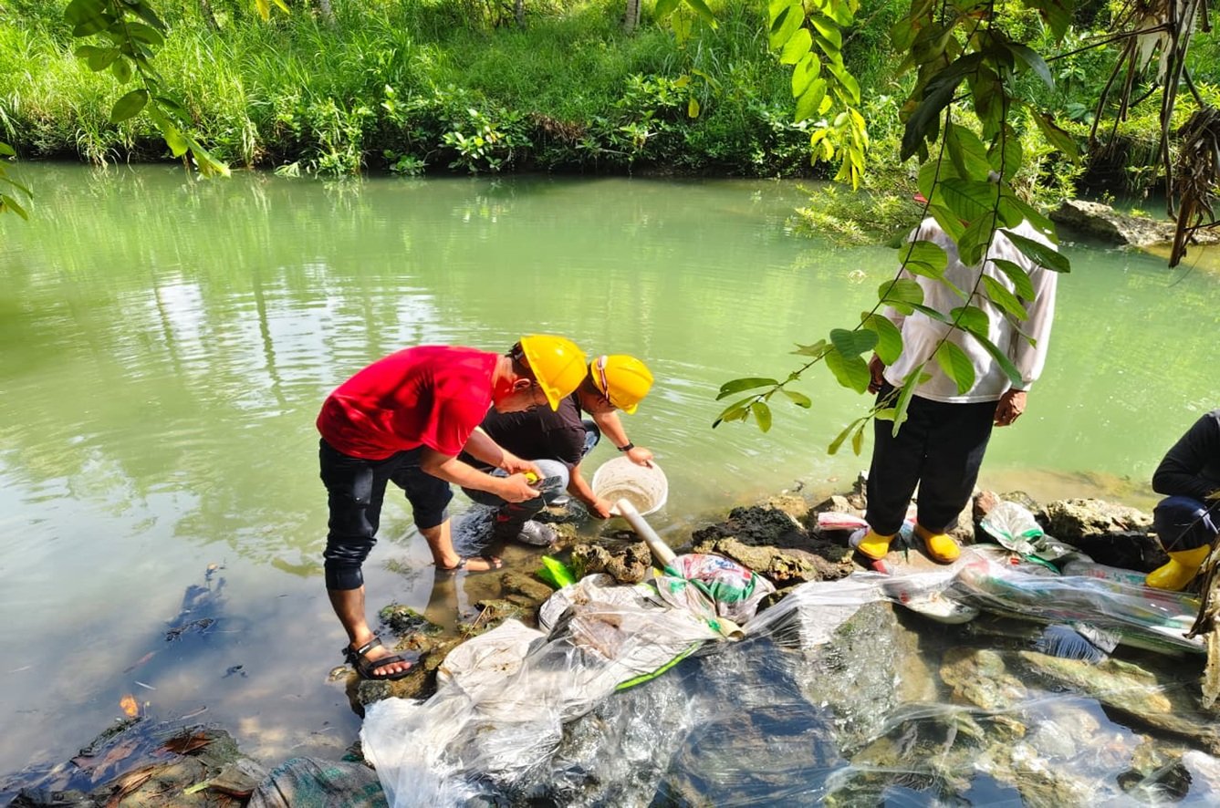 Dahaga Di Tengah Labirin Karst, Meniti Jejak Air Dari Dalam Gua
